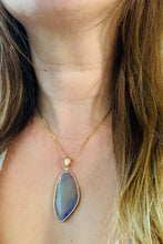 Load image into Gallery viewer, Women’s solid 38ct opal necklace yellow gold